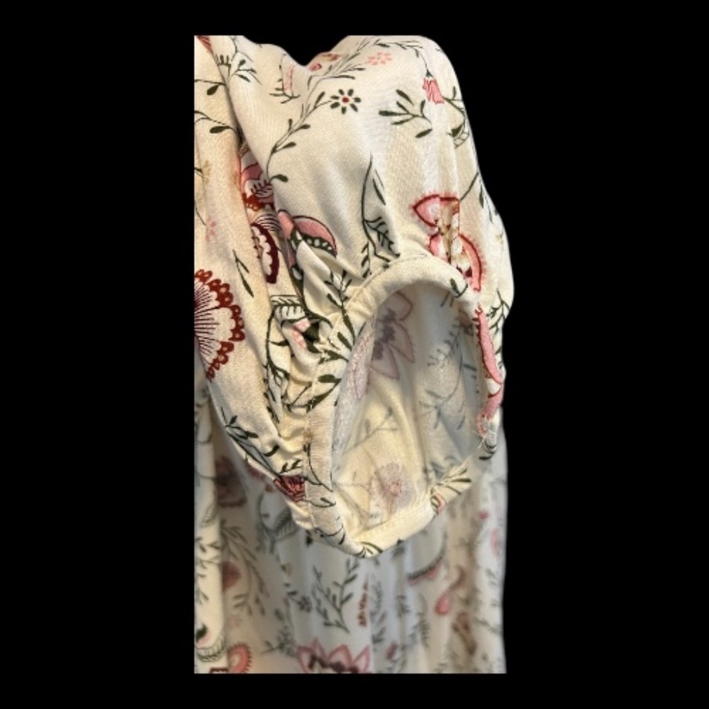 π π NWOT OLD NAVY Womenβs Floral V-Neck Cropped 3/4 Sleeve Top - Picture 3 of 9